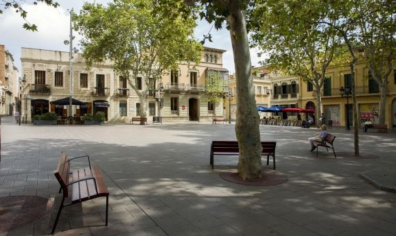 La plaza de la Concòrdia tiene algo especial / HUGO FERNÁNDEZ