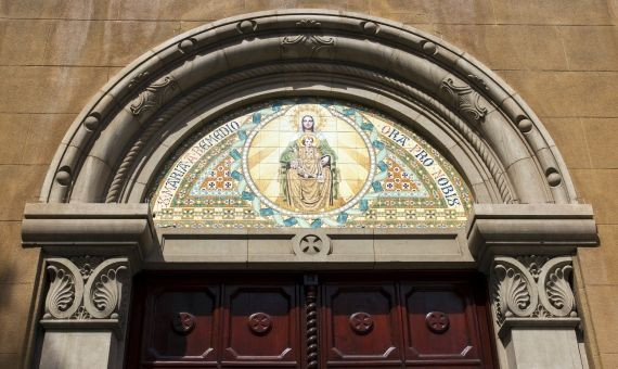 Detalle de la parroquia de la plaza de la Concòrdia / HUGO FERNÁNDEZ