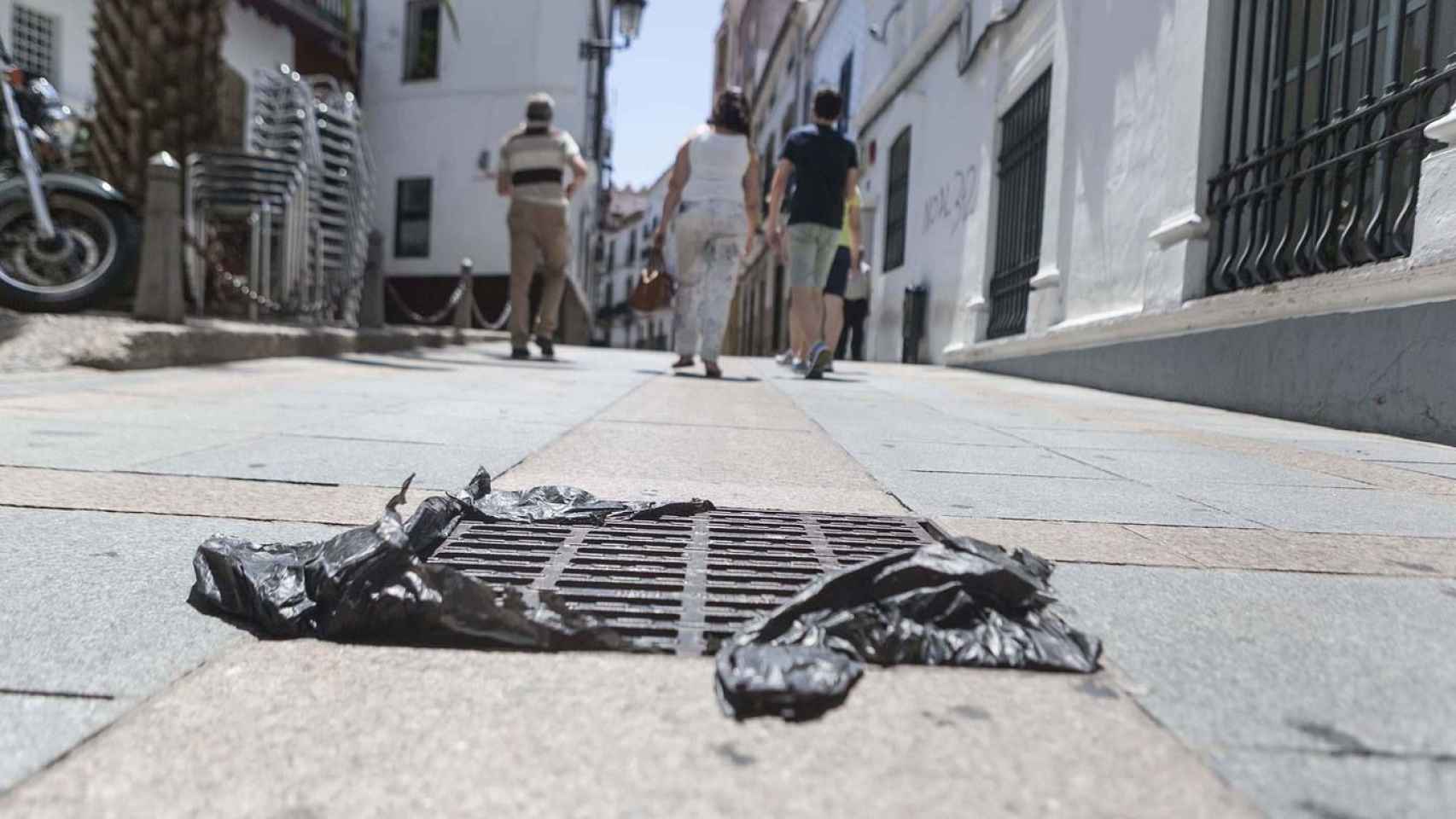 Junto al CAP de la avenida Rio de Janeiro, es donde se detecta el insoportable mal olor / Archivo