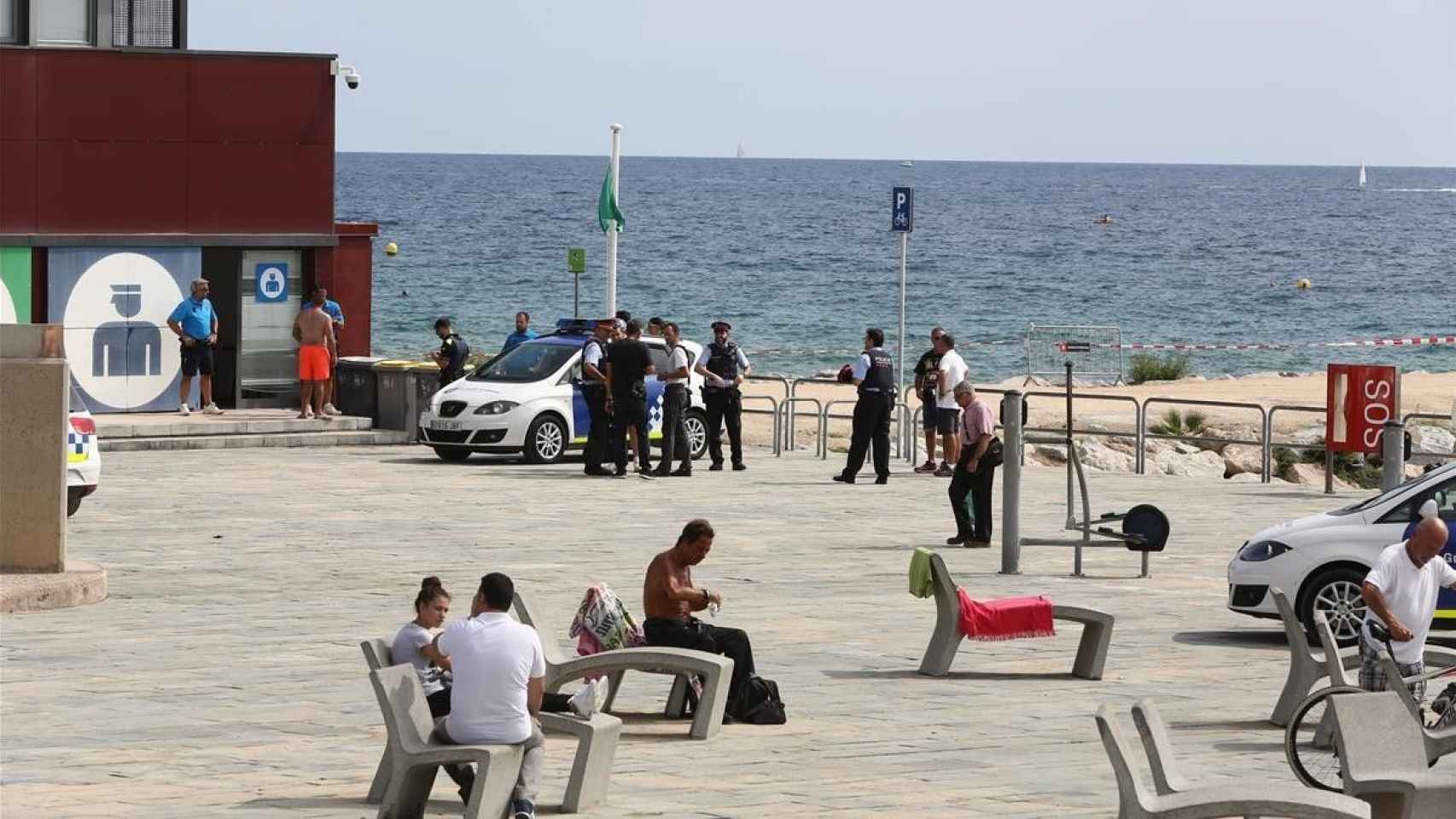 Mossos y Guàrdia Urbana en la zona acordonada de la playa de la Nova Icària / ELISENDA PONS