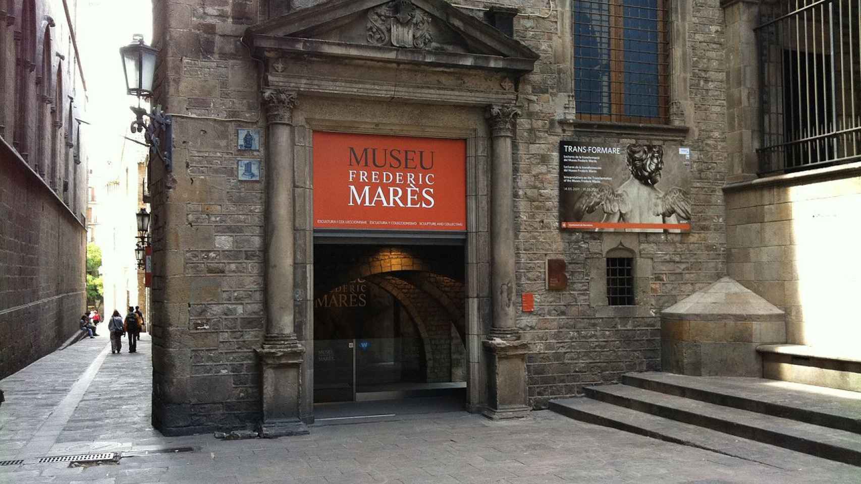 Entrada del Museo Frederic Marès / KIPPELBOY