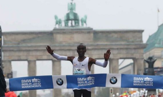 Kipchoge, en el momento de entrar en la meta de Berlín y batir el récord mundial / EFE 