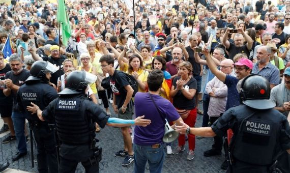 Momentos de tensión en plaza Sant Jaume / EFE