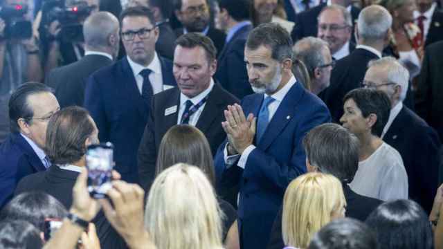 Felipe VI ha sido recibido por las principales autoridades, a excepción de la Generalitat, en la feria Gastech / EFE