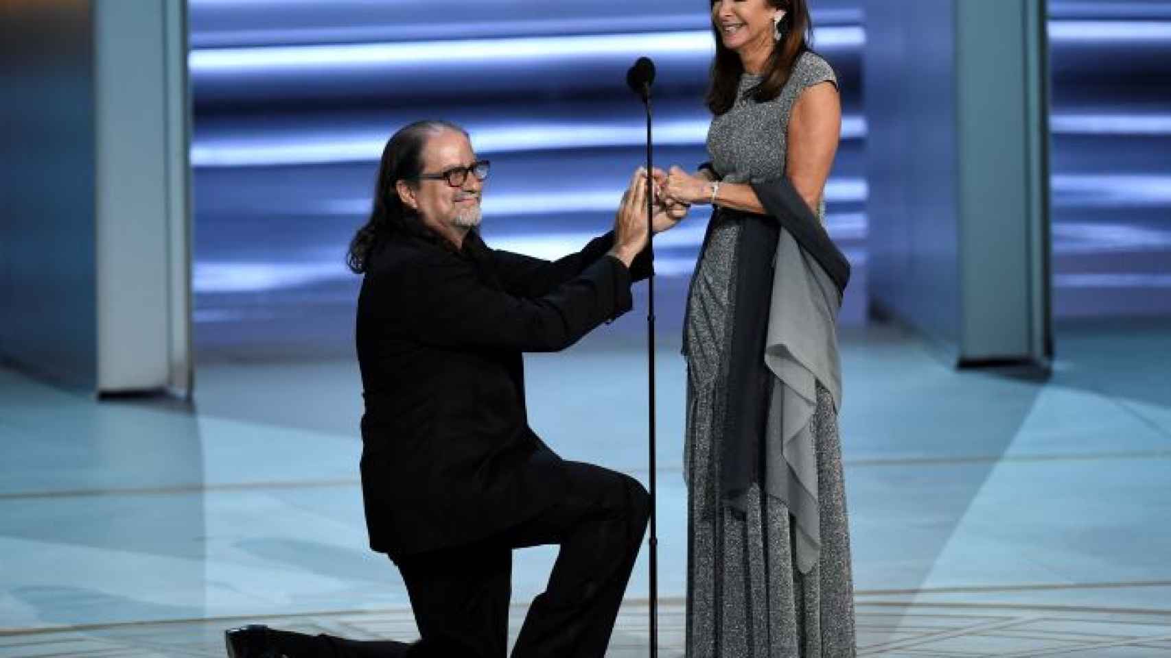 Momento en el que Glenn Weiss se arrodilla y le pide matrimonio