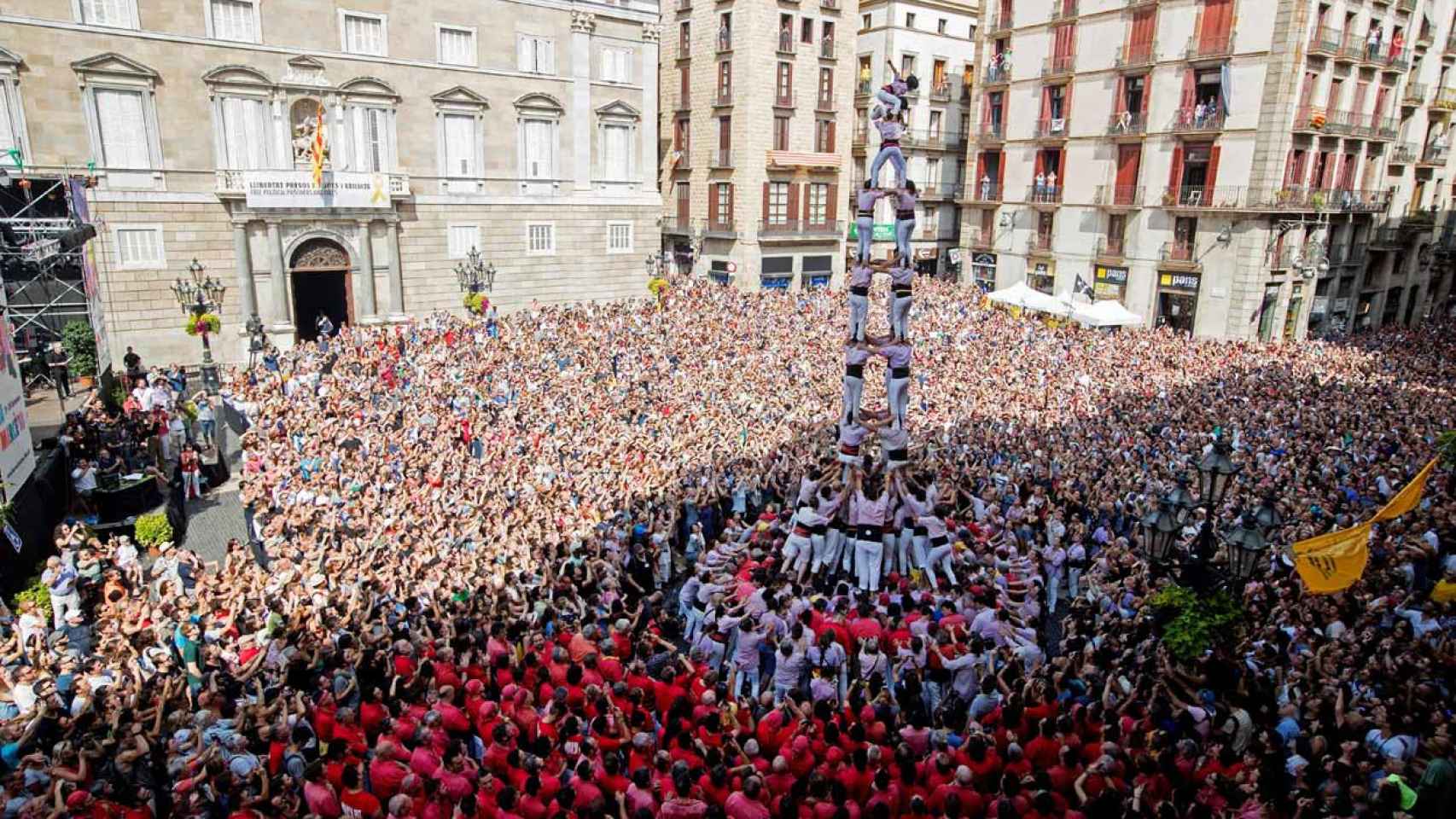 Impresionante aspecto dela plaza Sant Jaume durante la jornada castellera / EFE