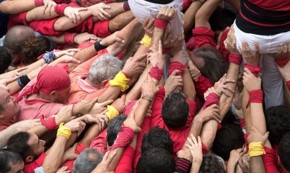 Algunos castellers llevan pañuelos amarillos en señal de protesta por los políticos presos | EFE