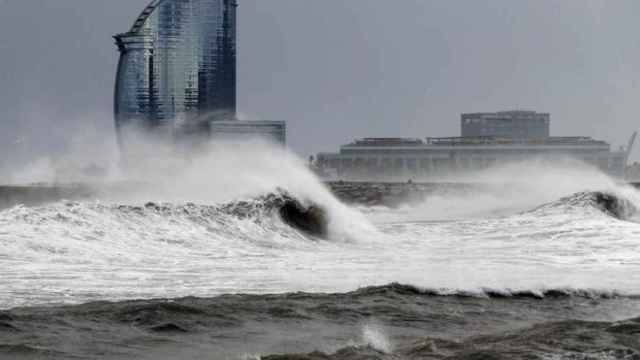 Imagen de un temporal en Barcelona. / EFE