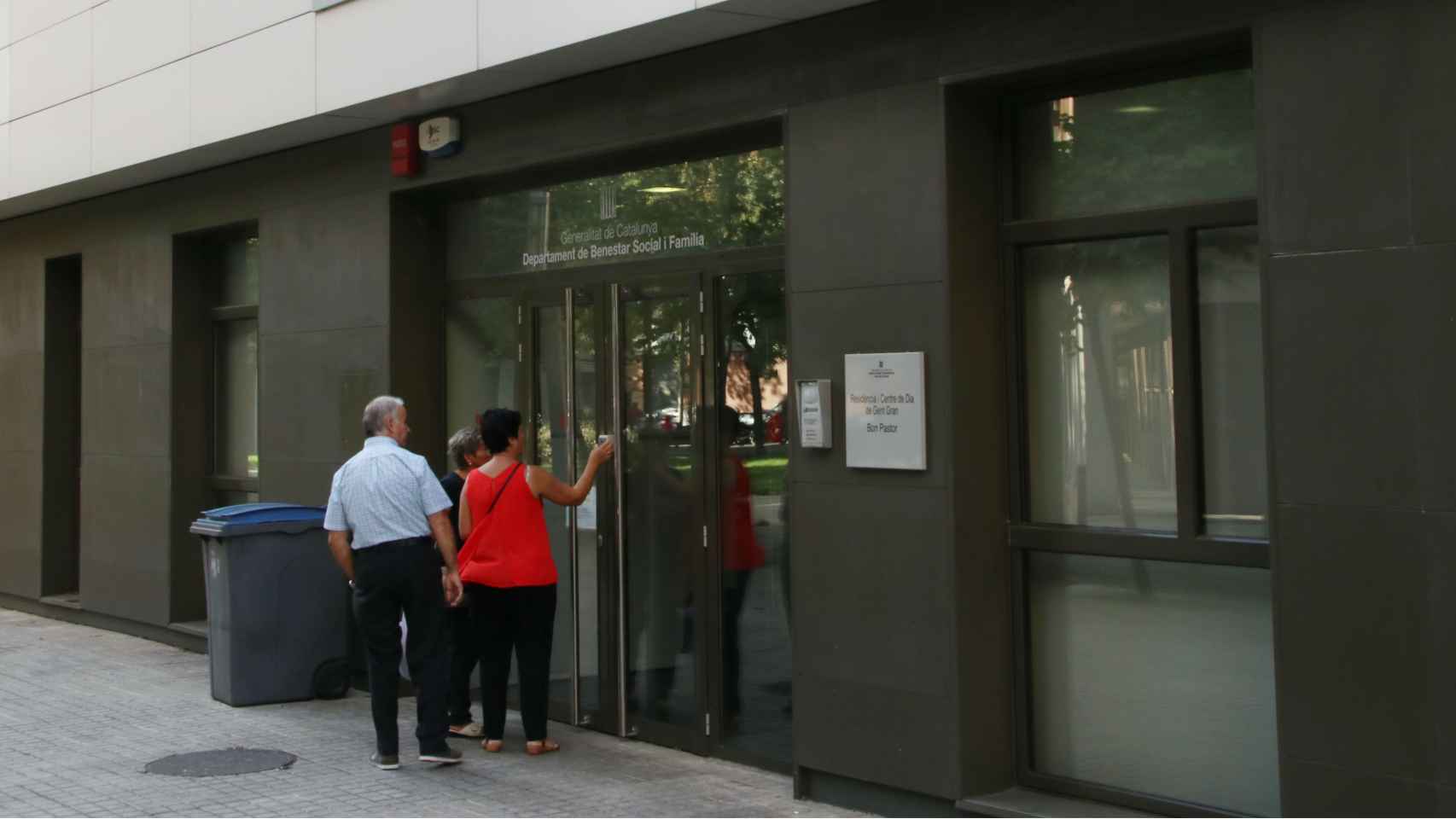 Unos visitantes en la puerta de la residencia de ancianos del Bon Pastor / JORDI ROMERO