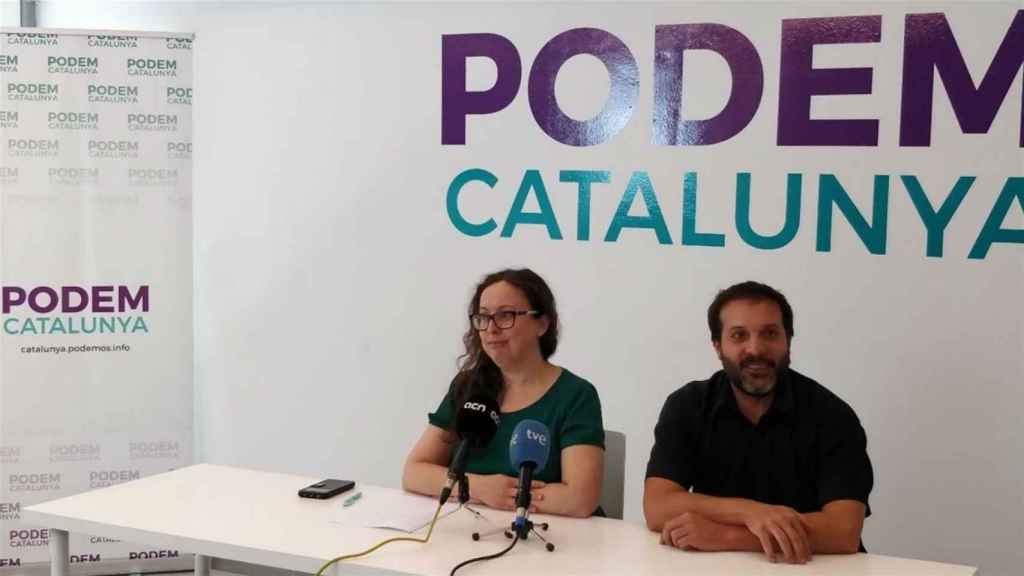 Noelia Bail, en la foto junto a Jaume Durall, asegura apoyar sin fisuras a Colau / EP