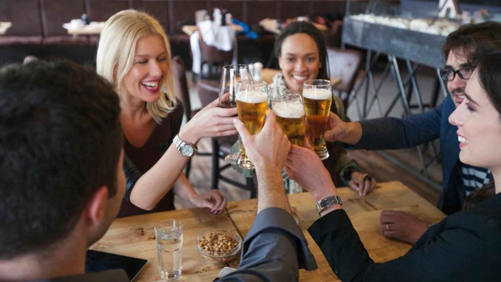 Amigos tomándose una cerveza en una imagen de archivo