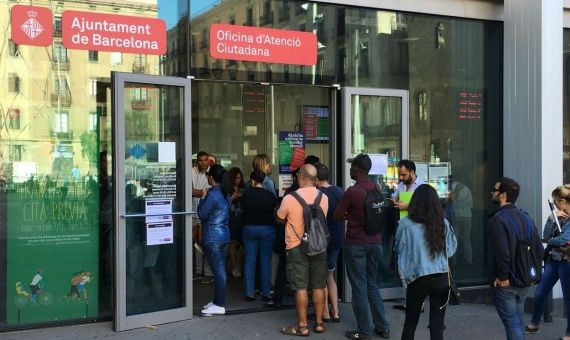 Colas en la Oficina de Atención Ciudadana, en la plaza Sant Miquel / MIKI