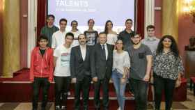 Ángel Simón ( presidente de la Fundació Agbar) y Jordi Giró (director de la CONFAVC) junto a los becados por la Fundació Agbar / JORDI ROMERO