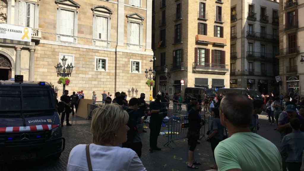 Dos turistas en bicicleta, testigos del desalojo de la acampada bajo fuertes medidas de seguridad / MIKI