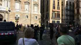 Dos turistas en bicicleta, testigos del desalojo de la acampada bajo fuertes medidas de seguridad / MIKI