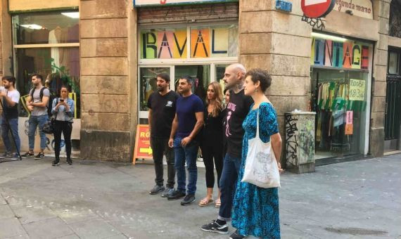 Los miembros de la asociación en la esquina de Riera Baixa con Hospital / CR