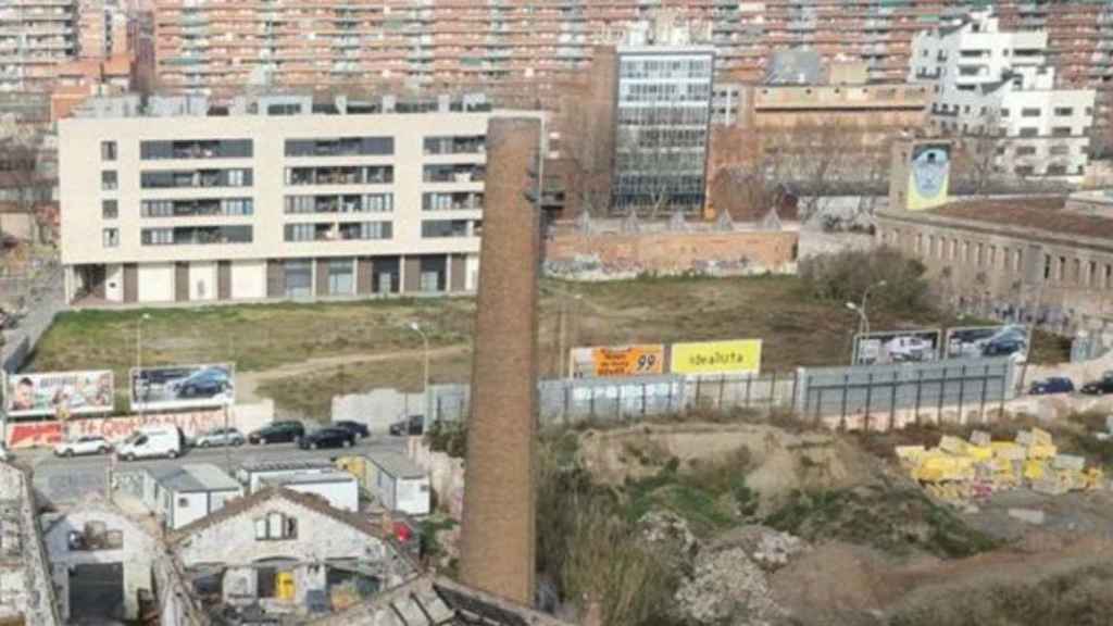 Solar en el que se construye un nuevo hotel en Poblenou / @eixpereiv