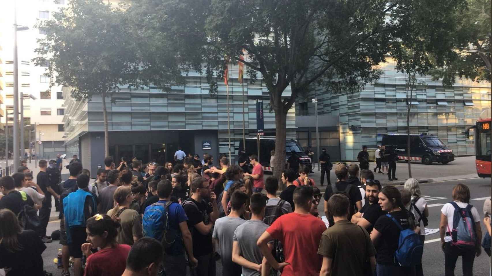 Los CDR empiezan a concentrarse frente a la comisaría de Les Corts