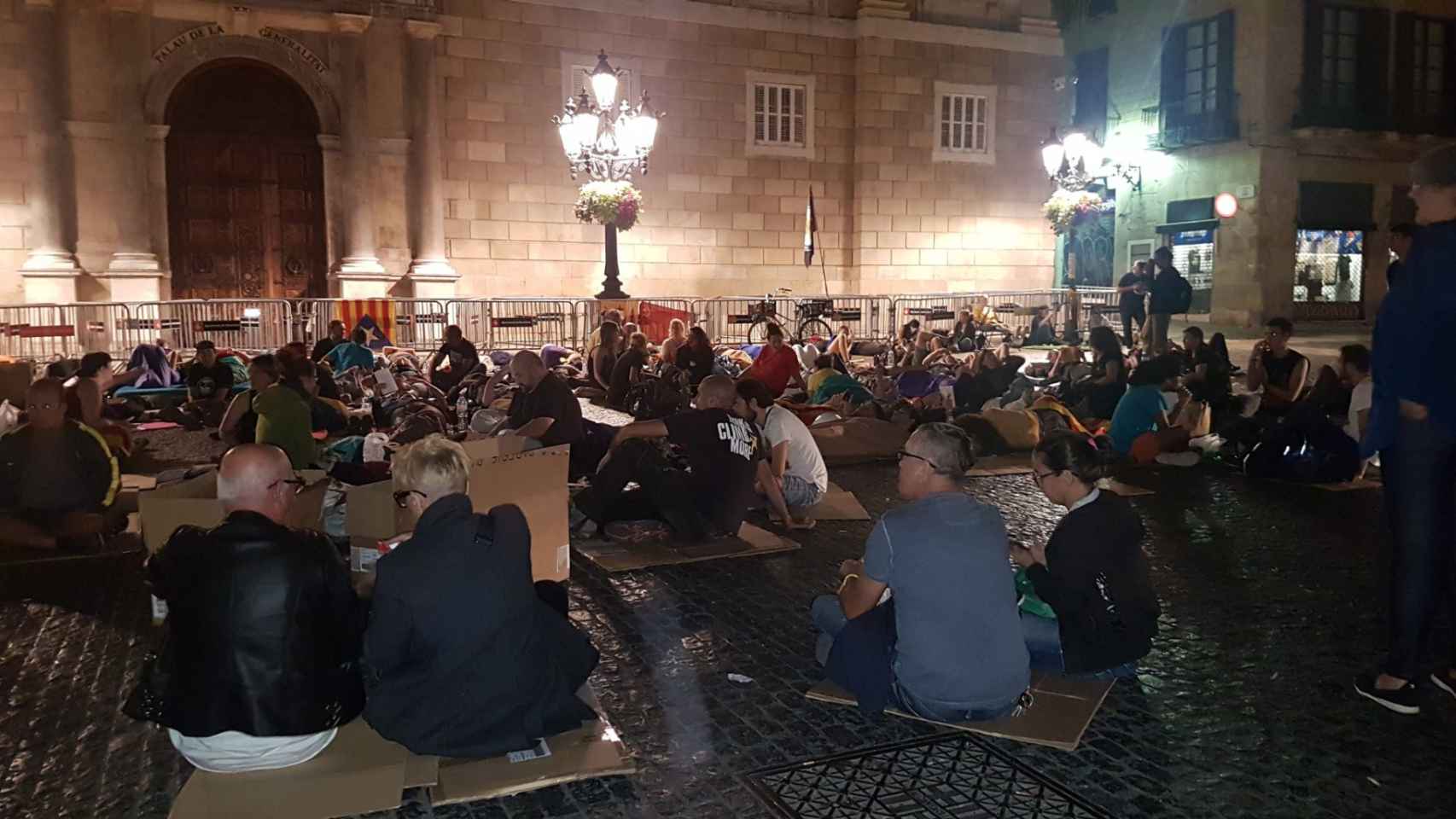 Imagen de la Plaça Sant Jaume esta madrugada / Twiter @campllibertat