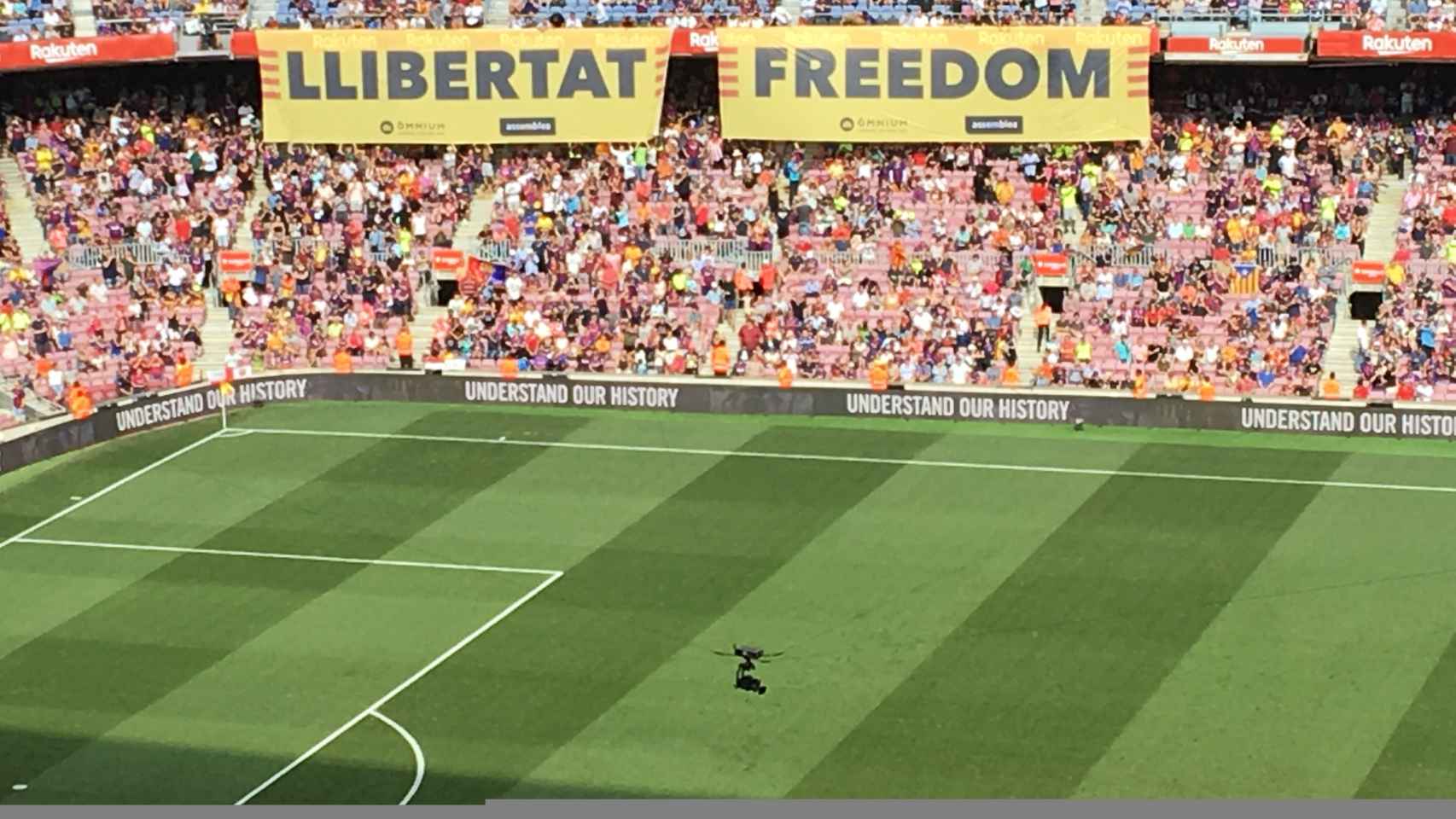 Pancartas de Òmnium que se exhibieron en el Barça-Athletic / L. R.