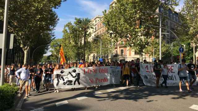 Protesta universitaria cortando la Diagonal a la altura de la calle Casanova / MIKI