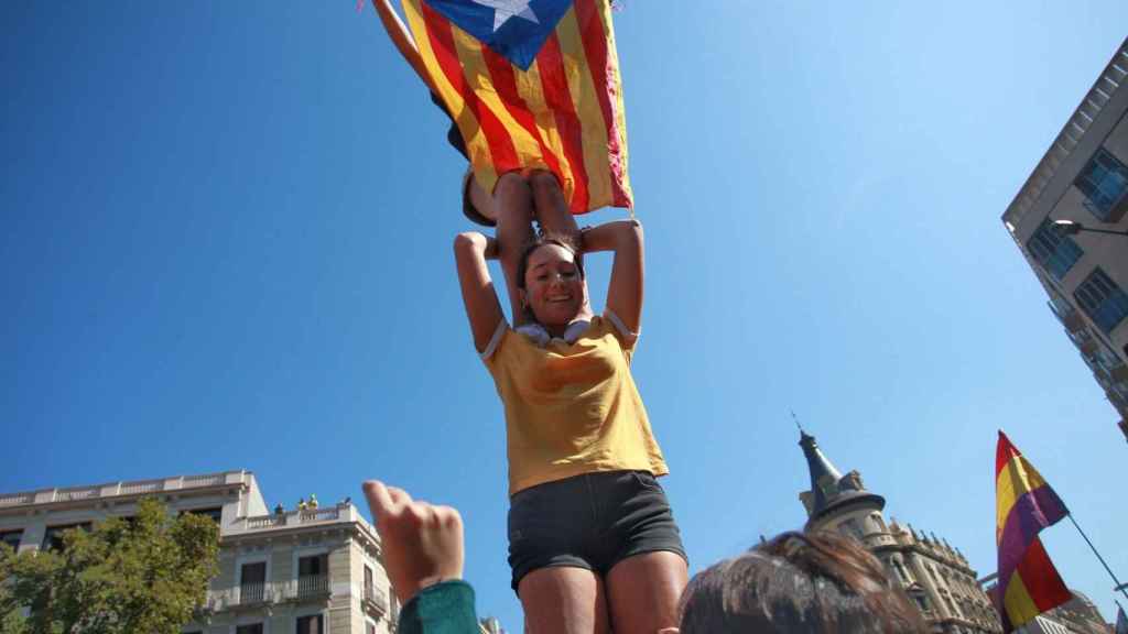 Jóvenes haciendo castells durante la protesta | HUGO FERNÁNDEZ