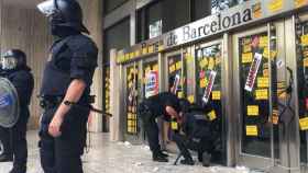 Los Mossos quitan las cadenas de la Borsa de Barcelona / LF