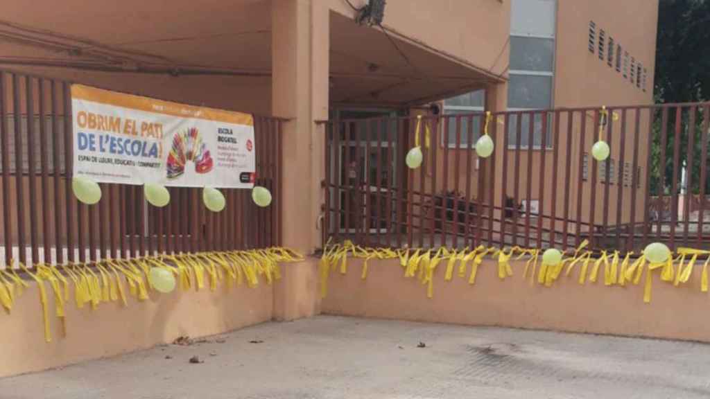 Lazos amarillos en las vallas de la Escola Bogatell / @AEBCatalunya