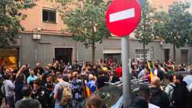 Decenas de manifestantes ante el edificio para impedir el desahucio