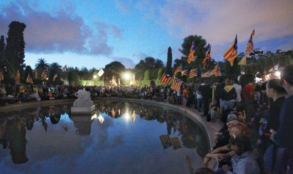 La multitud se ha esparcido por la Ciutadella / HUGO FERNÁNDEZ