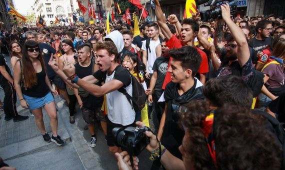 Momentos de tensión durante la marcha independentista | HUGO FERNÁNDEZ