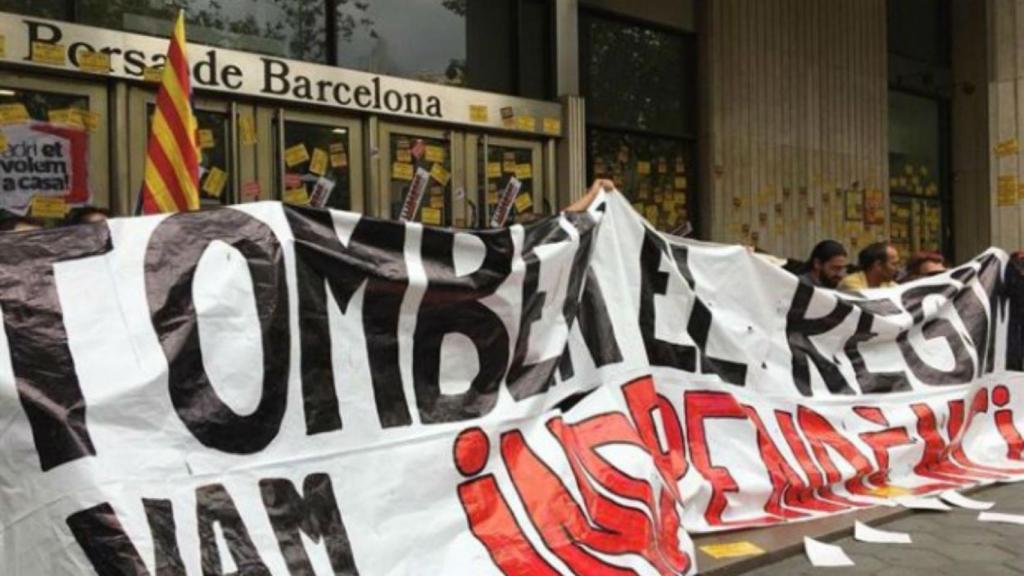 Los CDR despliegan una pancarta reivindicativa en las puertas de la Bolsa BCN / Bolsamanía