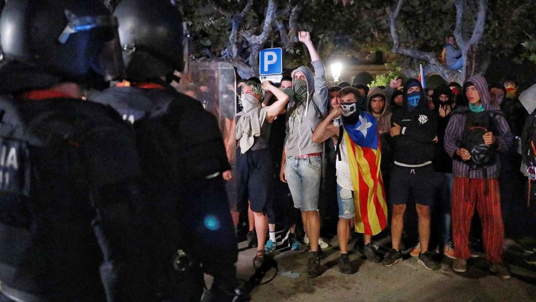 Independentistas desafiando a los Mossos en el Parlament  /HUGO FERNÁNDEZ