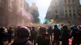 Cargas policiales en Via Laietana frente a la estación de metro Jaume I / EFE / MARTA PÉREZ