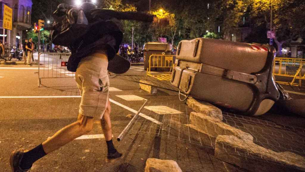 Un radical lanzando piedras a los Mossos d'Esquadra / EFE / ENRIC FONTCUBERTA