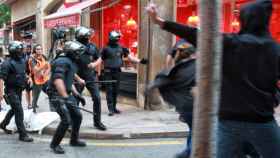 Un momento durante las cargas de los Mossos d'Esquadra en Sarrià | HUGO FERNÁNDEZ