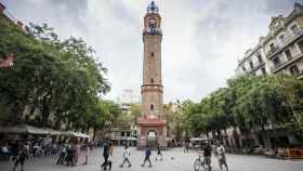 La impresionante torre-campanario preside la plaza de la Vila de Gràcia