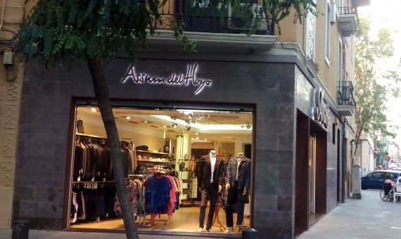 El exterior de la tienda, en la esquina con Antic de Bofarull