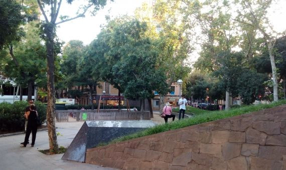 La plaza del Doctor Serrat, desde la confluencia de Meridiana con Mallorca