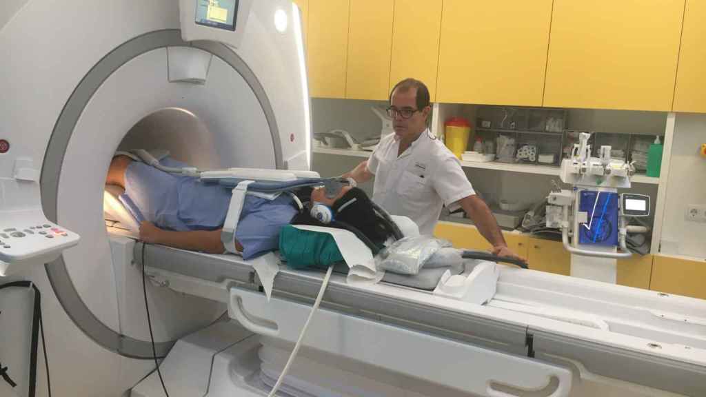 Una voluntaria se introduce en la nueva máquina de resonancia del Hospital Clínic / A.O.