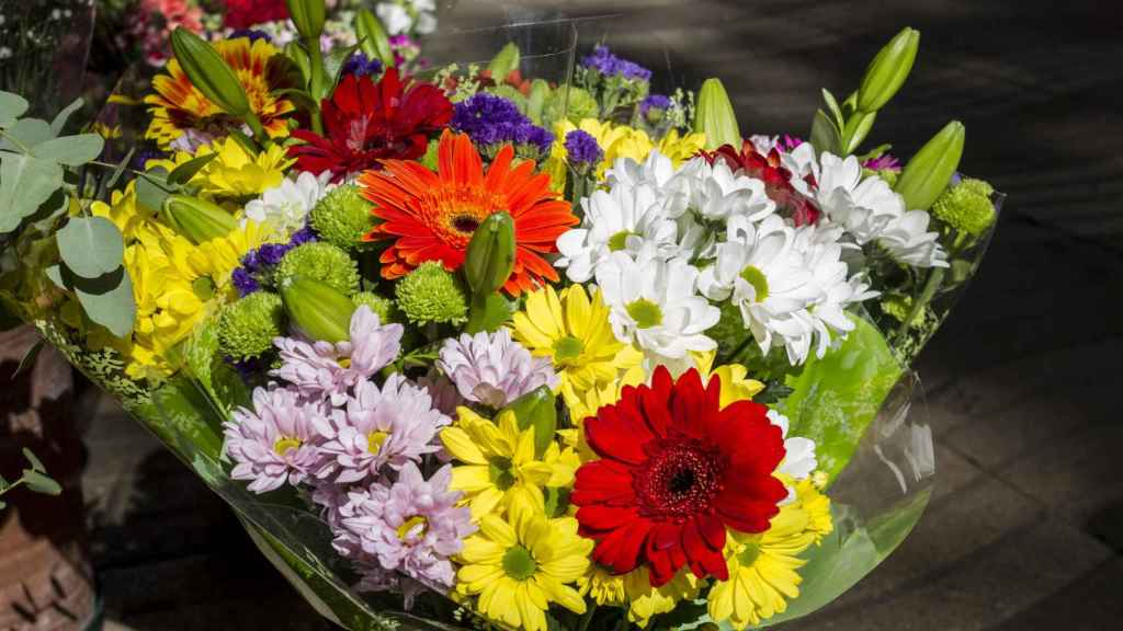 Un ramo de flores en Las Ramblas / HUGO FERNÁNDEZ