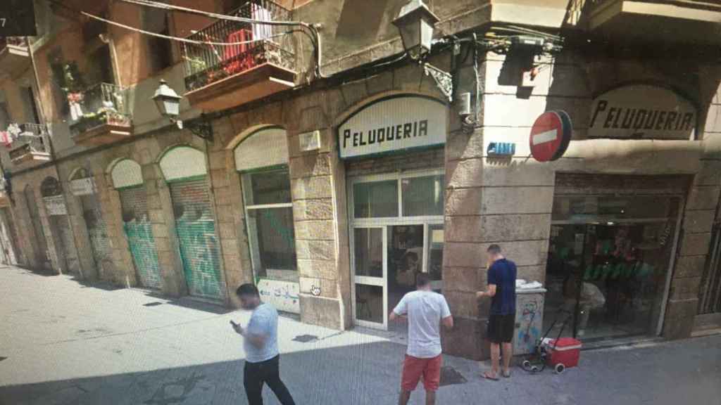 Vecinos en la esquina entre la calle Riera Baixa y Hospital en el barrio del Raval/ CR