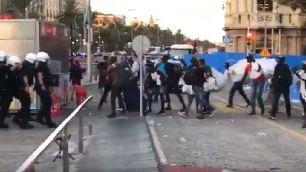 Captura del momento del enfrentamiento entre manteros y Guardia Urbana