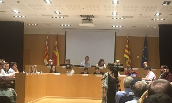 Mesa de gobierno en el pleno extraordinario de Nou Barris tras las vacaciones / A.O. 