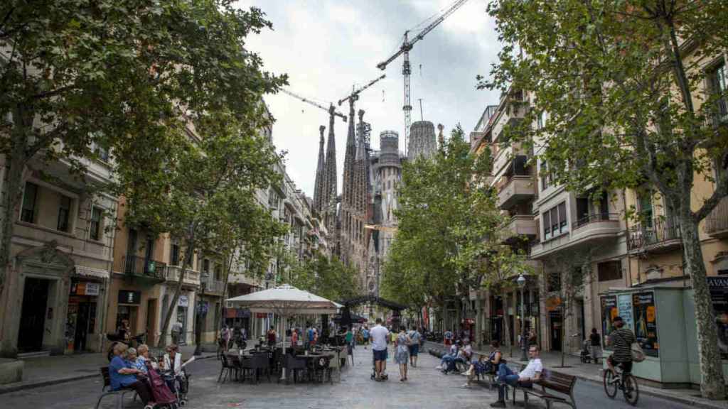 La Sagrada Família, uno de los iconos de Barcelona, vista desde la avenida Gaudí / HUGO FERNÁNDEZ