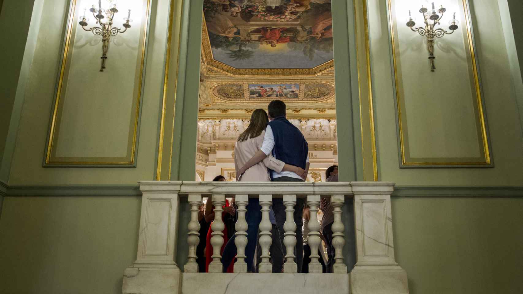 Una pareja en el Saló dels Miralls del Liceu