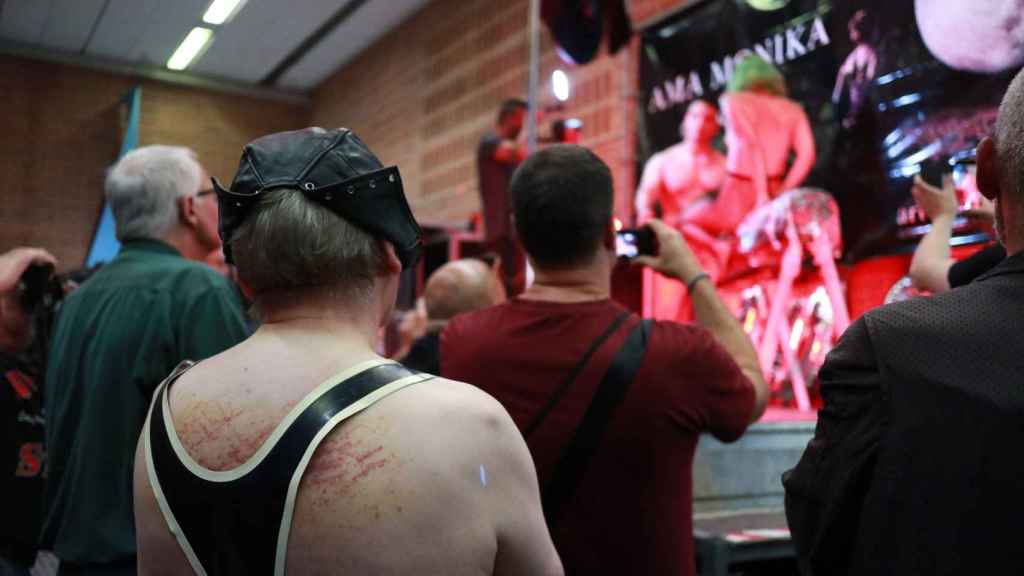 Un asistente con heridas en la espalda en el Salón Erótico / HUGO FERNÁNDEZ