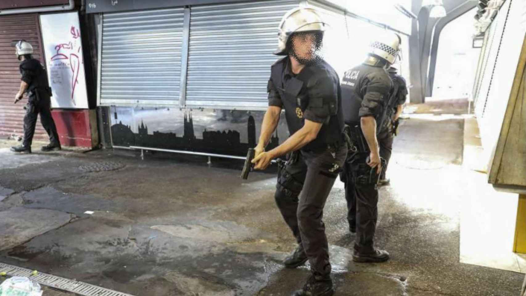 Miembros de la GU armados en La Boqueria tras el atentado de 2017 / Archivo