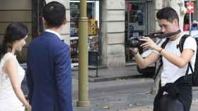 Fotografía de los jóvenes junto al fotógrafo en La Rambla de Barcelona