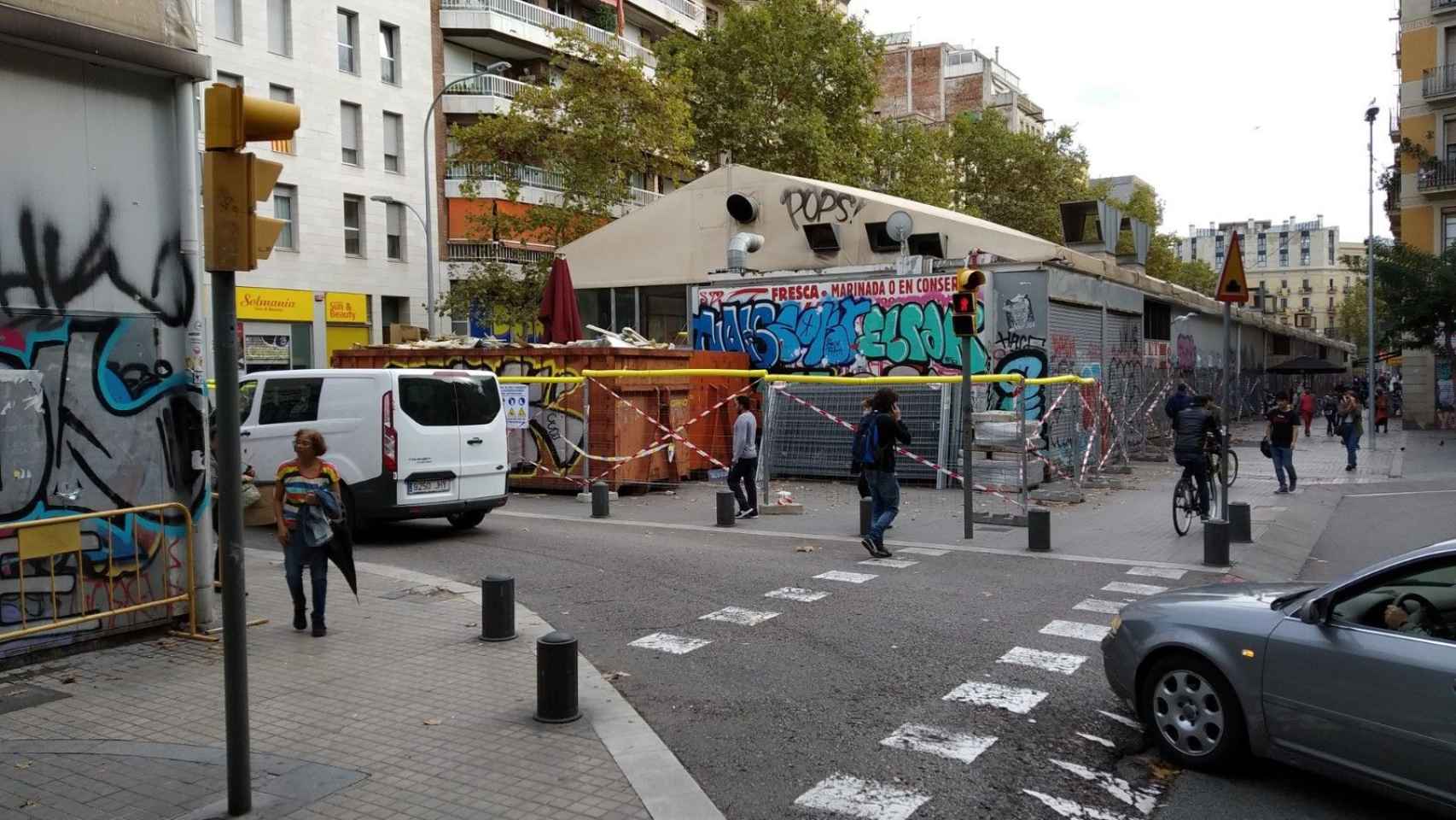 Las carpas del mercado de Sant Antoni valladas para iniciar el derribo / JORDI SUBIRANA